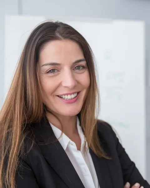 Lucía Benítez, contadora, sonriendo con saco negro