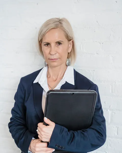 Marta Quiroga, socia fundadora del estudio, retrato en blanco y azul