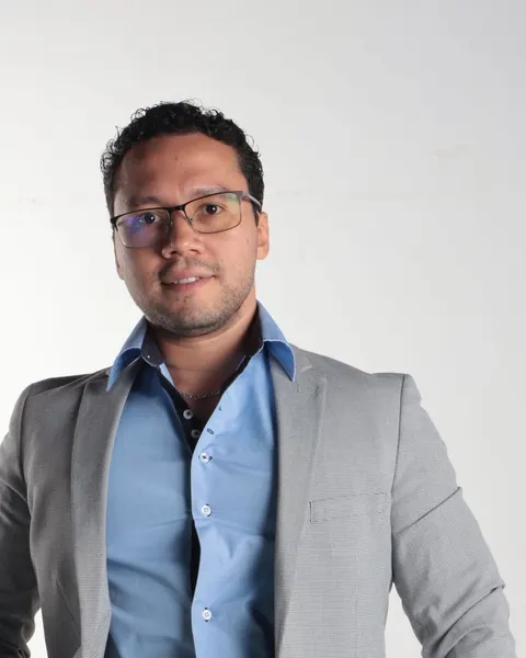 Ricardo Salvatierra, contador, con saco gris y camisa celeste
